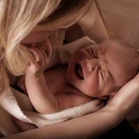 Що таке кольки у немовлят та як їх пережити: гід для батьків