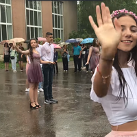 Вальс українських випускників під дощем розчулив Мережу