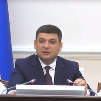 Сміх крізь сльози.. Дитина спитала у Гройсмана, чому наші люди виїжджають у інші країни? Послухайте відповідь.. Відео