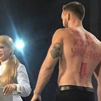 Під час виступу Тимошенко роздягнувся чоловік: фото