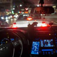 Uber в Празі. Водій приїхав з колорадською стрічкою на дзеркалі заднього виду. – Снімай! – Почєму ето?..