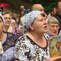 Розум дрімає: учасниці Хресної ходи пояснили, чому не можна засуджувати заможних священників