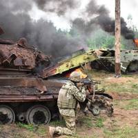 Точне потрапляння: українські герої знищили ворожу техніку окупанта (ВІДЕО)