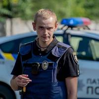 Знайомтесь. Це – Саша. Саша – патрульний УПП у м. Дніпрі. І сьогодні Саша – герой. Він затиснув своїми руками гранату без чеки, яку тримав в руках один добродій. (ФОТО)