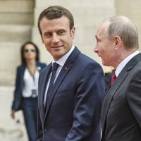 Макрон підказав Путіну, що робити з Сенцовим