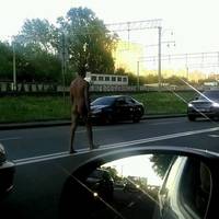Дивний голий киянин вирішив, що вміє літати, але щось пішло не так