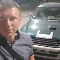 ІДУ ПО ВУЛИЦІ, ПІДХОДЖУ ДО СВОЄЇ МАШИНИ. МАШИНА ПРИПАРКОВАНА БІЛЯ БОРДЮРУ. З ДОРОГИ ВИСКАКУЄ ОПЕЛЬ АСТРА…
