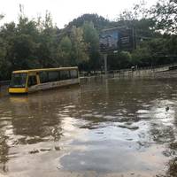 ПОТУЖНА ЗЛИВА У ЛЬВОВІ. ЗАТОПЛЕНІ ВУЛИЦІ ПАРАЛІЗУВАЛИ РУХ ТРАНСПОРТУ (ФОТО)