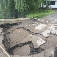 Машини та будинки пішли під воду: в соцмережах показали фото наслідків зливи на Закарпатті (ФОТО та ВІДЕО)