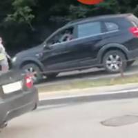 У КИЄВІ НА САПЕРНО-СЛОБІДСЬКІЙ У ПРОБЦІ ДІВЧИНА-ВЕЛОСИПЕДИСТ САМОТУЖКИ ЗУПИНИЛА ПОТІК ЖЛОБІВ НА ТРОТУАРІ (ВІДЕО)