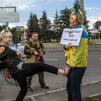 18 серпня проклятого 2014 я стояла на обочині вулиці і плакала. Повз мене йшла колона української техніки, яка відступала