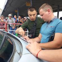 “Спочатку це хамло на фото без питань і претензій безкоштовно взяло атошника. Все ок. Але потім напівдорозі посеред поля…” (ФОТО)