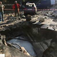 ШМАТКИ АСФАЛЬТУ ПОЛЕТІЛИ В АВТІВКИ: У КИЄВІ ЗНОВУ ПРОРВАЛО ТРУБУ – ВІДЕО