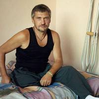 Коли озирнувся навкруги, побачив голову.. Спершу здивувався, чому без каски. А потім зрозумів, що голова без тіла, безкровна, лише очі лишились світлозеленими..