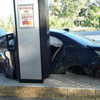 Протаранив бус і врізався в заправку: водій на BMW втікав від поліції у Харкові