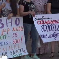 У Кропивницькому батьки вимагають більше української мови для школярів: пікетували міськраду