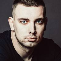 Київ. ЖД вокзал. Стою курю, матюкаюсь в телефон.. На мене дивиться хлопець, моїх років, а після розмови підходить і каже: – Я Вас знаю..