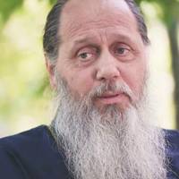 Старий скрепний спокусник: На Росії священик розповідав, як правильно дивитися порно і вибирати нижню білизну (відео)