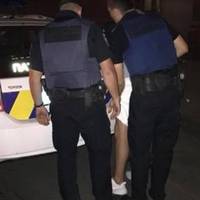 Ніч з пятниці на суботу. Маріїнський парк. Чекаємо таксі. Через хвилину йде молодий хлопець, років 18, наче щось шукає..