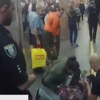 У Києві в метро людина впала під колеса поїзда – відео