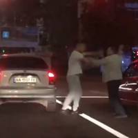 Відео. Київ. Стережіться неадекватів на дорогах. Нажаль у нас коїться ось таке...