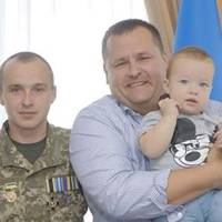 Це – Василь. Він танкіст, у нього троє дітей.. Бандити лишили сімю без дому. Про це дізнався мер Дніпра. І ось що з цього вийшло.