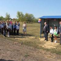 Вишитий рушник і коровай, голова району, перерізання стрічки – так в Харківській області відкривали.. автобусну зупинку!