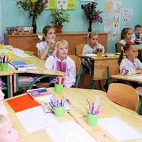 “Нова школа” виявилась мильною бульбашкою. На лінійці наголошували: “нова”, “нова”, а воно якось… Бігати на перерві не можна, бо вазони в коридорі стоять, іграшку приніс син – змініть, бо завелика..
