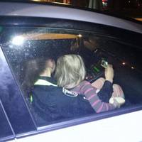 Ніч.. Хлопчина років 6-7 відкриває двері в припарковане авто: -А можна я з вами їздити буду? Просто мене дідусь вигнав з хати, а мама на роботі. То я вже другий день гуляю.