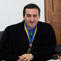 Ну, взяв хабар, і що? Головне, що працелюбний, доброзичливий, скромний і не пє