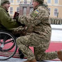 Подивіться уважно! Те, що зробив генерал.. вразило до глибини душі.. і викликало сльози на обличчі солдата