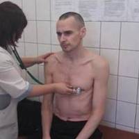 Сенцов продовжує голодувати? У Росії озвучили суперечливі дані