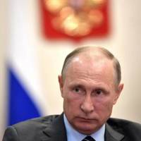 У пікантній позі: У Києві встановили незвичайну скульптуру з Путіним (фото)