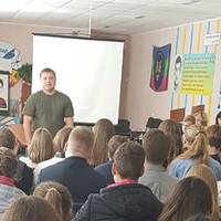 Лариса Ніцой: «Київ. Школа. Комбат Червень, якого запросили на зустріч до учнів на День захисника України... - Вони всі російськомовні! - нахиляється до мене.»