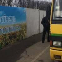 Крим. Їду в автобусі на роботу ... Звичайний автобус, на дзеркалі привязана георгіївська стрічка, а на панелі прапорець РФ ...