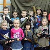 ''Готують терористів з пелюшок'': мережу шокувало поводження з дітьми в Росії (фото)