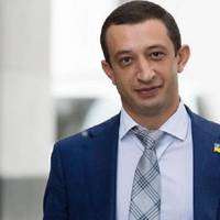 Цю історію мені розповіла знайома ще років 10 тому. Вони з чоловіком переїхали на ПМЖ до Канади, до своїх дітей. Одного ранку до їхнього будинку з сиренами примчали поліція і пожежники.