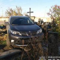 Подивіться, що витворяє! Пяний священик на джипі поваляв памятники на кладовищі. Люди шоковані