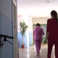 ''Вирвали дитині все на голові'': в українському пологовому будинку скандал через смерть немовляти (відео)