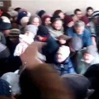 ВИБОРИ БЛИЗЬКО! На Черкащині персіонери ледь не подушили одне одного в черзі за подарунками від партії Ляшка. Відео