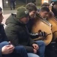 ''Уклін хлопцям!'' Вуличні музиканти вразили виконанням української народної пісні (відео)