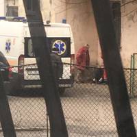 Львів. На землі лежав чоловік, накритий курткою.. і це в такий холод.. Приїхала швидка, з якої вийшли дві жінки-медики..