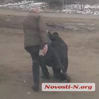 ПОДІЛІТЬСЯ З ДРУЗЯМИ, БУДЬ ЛАСКА! У Миколаєві водій маршрутки побив літнього пасажира через зауваження. ВІДЕО