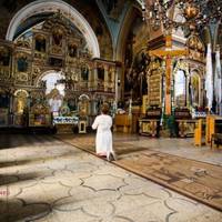 До храму на Львівщині їдуть за зціленням, і отримують: У церкві святої Анни зібрані мoщі майже тисячі святих і відбуваються дива