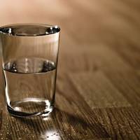 Чому слід ставити склянку води на ніч біля ліжка