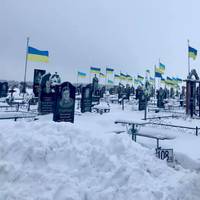 УКРАЇНЦІ, ЗАДУМАЙТЕСЬ! За п’ять останніх років в Україні виросли військові кладовища і статки олігархів.