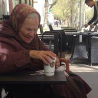 “Ми всяку шyшваль не обслуговуємо”: У кафе старенька попросила стаканчик гарячої води, щоб зігрітися