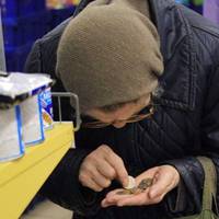 Скажіть, бабуся, а що Ви хочете купити? На бабу Дусю уважно дивилася дівчинка років восьми..