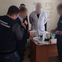Вимагала хабарі у породіль: в Черкасах затримали лікаря