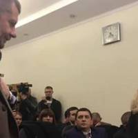 ФОТО. Правда має силу! Порівняйте підлий і підступний погляд корупціонера, і впевнений погляд людини, за якою правда!!!